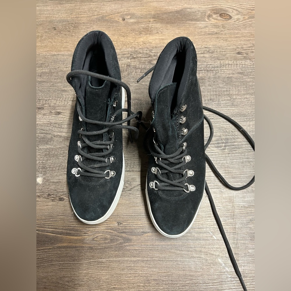 Black heeled tennis shoes
